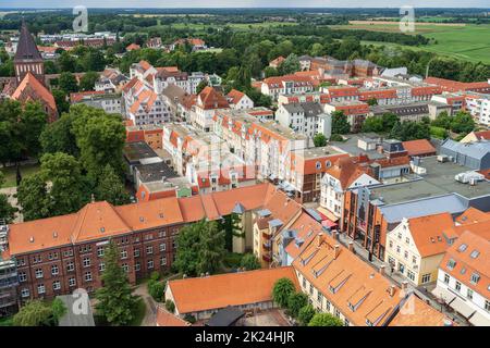 GREIFSWALD, ALLEMAGNE - 31 JUILLET 2021 : vue sur la vieille ville depuis le belfly de la cathédrale Saint-Nikolai.Université et ville hanséatique de Greifswald est une ville en t Banque D'Images