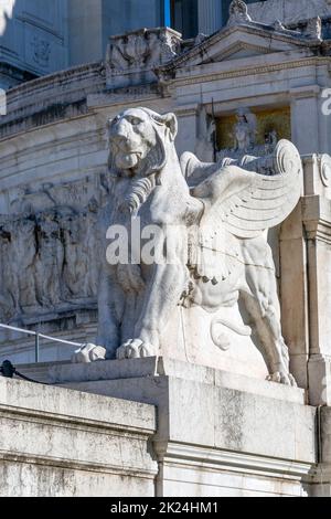 Statue de lion ailé à la conge du monument Victor Emmanuel II sur la place vénitienne, Rome, Italie. Le thème mythologique du chat est un symbole de puissance et aut Banque D'Images