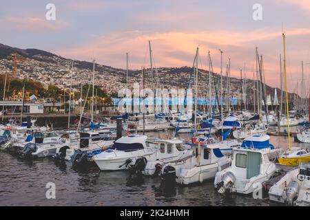 Funchal, Madère, Portugal - 31 décembre 2021 : vue sur le port de plaisance de Funchal où les gens se rassemblent dans la soirée pour assister aux feux d'artifice de la nouvelle année Banque D'Images