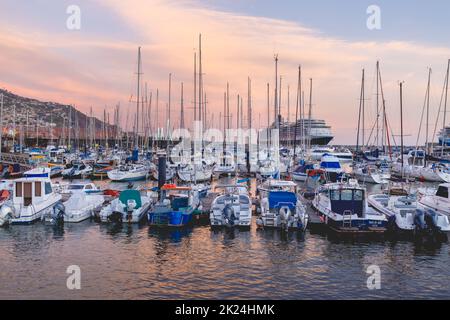 Funchal, Madère, Portugal - 31 décembre 2021 : vue sur le port de plaisance de Funchal où les gens se rassemblent dans la soirée pour assister aux feux d'artifice de la nouvelle année Banque D'Images