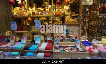 Colmar, France - 30 décembre 2021: Des barres de savon colorées à l'huile d'olive faites main exposées sur un stand de marché. La célèbre recette de savon de Marseille a 600 ans Banque D'Images