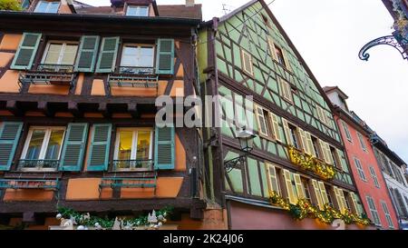 Colmar, petit Venise, rue étroite et maisons colorées traditionnelles à colombages en hiver avec décorations de noël . Alsace, France. Banque D'Images