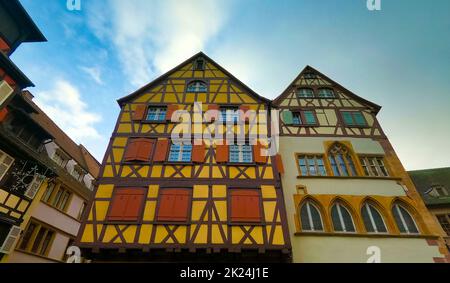 Colmar, petit Venise, rue étroite et maisons colorées traditionnelles à colombages en hiver avec décorations de noël . Alsace, France. Banque D'Images