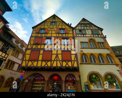 Colmar, France - 30 décembre 2021 : Colmar, petit Venise, rue étroite et maisons traditionnelles colorées à colombages en hiver avec des boutiques Banque D'Images