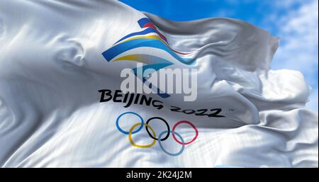 Beijing, CHN, janv. 2022: Drapeau Beijing 2022 agitant dans le vent avec le drapeau olympique flou au premier plan. Pékin Jeux Olympiques d'hiver 2022 sont Banque D'Images