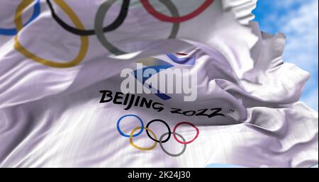 Beijing, CHN, janv. 2022: Drapeau Beijing 2022 agitant dans le vent avec le drapeau olympique flou au premier plan. Pékin Jeux Olympiques d'hiver 2022 sont Banque D'Images