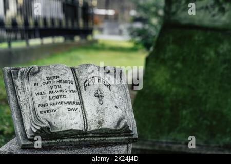 Dublin, Irlande, août 2019 Sculpture d'un livre ouvert comme mémorial pour le père dans le cimetière Glasnevin Banque D'Images
