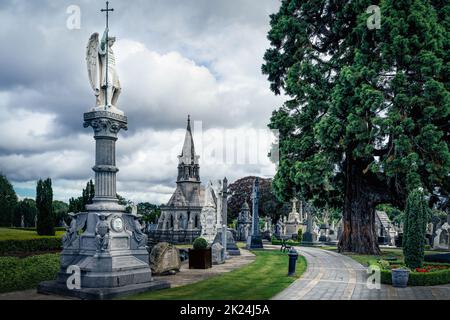 Dublin, Irlande, août 2019 Sculpture et monument de l'archange, des cryptes, des tombes et des pierres tombales avec croix celtiques dans le cimetière Glasnevin Banque D'Images