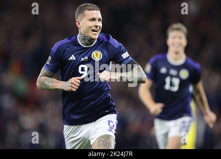 En Écosse, Lyndon dykes célèbre son but de 2nd, Scotland’s 3rd, lors du match de l’UEFA Nations League à Hampden Park, Glasgow. Date de la photo: Mercredi 21 septembre 2022. Banque D'Images