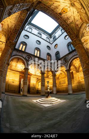 Florence, Italie. Janvier 2022. L'ancienne cour intérieure du Palazzo Vecchio dans le centre-ville Banque D'Images