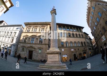 Florence, Italie. Janvier 2022. Vue panoramique sur la place de la Sainte Trinité dans le centre-ville Banque D'Images