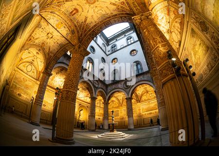 Florence, Italie. Janvier 2022. L'ancienne cour intérieure du Palazzo Vecchio dans le centre-ville Banque D'Images