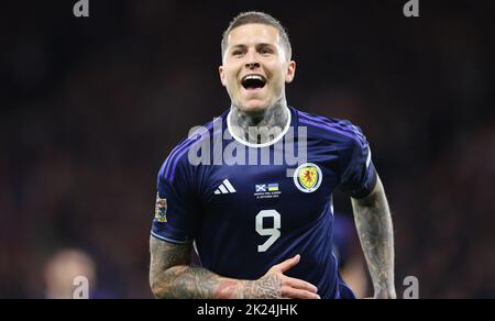 En Écosse, Lyndon dykes célèbre son but de 2nd, Scotland’s 3rd, lors du match de l’UEFA Nations League à Hampden Park, Glasgow. Date de la photo: Mercredi 21 septembre 2022. Banque D'Images