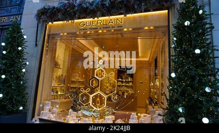 Paris, France - 01 janvier 2022 : célèbre parfumeur de luxe situé près de la place Vendôme. Façade d'un magasin Guerlain. Banque D'Images