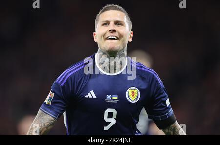 En Écosse, Lyndon dykes célèbre son but de 2nd, Scotland’s 3rd, lors du match de l’UEFA Nations League à Hampden Park, Glasgow. Date de la photo: Mercredi 21 septembre 2022. Banque D'Images