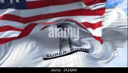 Inglewood, CA, Etats-Unis, janvier 2022: Le drapeau du Super Bowl agitant dans le vent avec le drapeau national américain flou en premier plan. Le Super Bowl est Banque D'Images