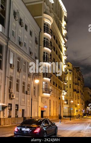 Moscou, Russie - 2 février 2022 : immeuble moderne rénové situé dans la rue Malaya Bronnaya, dans le centre-ville de Moscou la nuit Banque D'Images