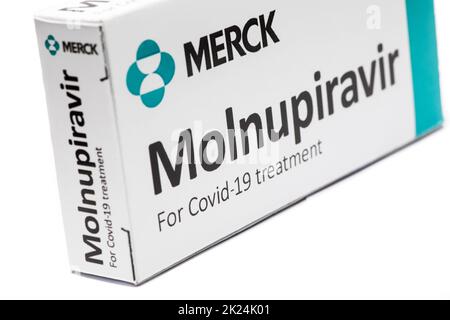 Bucarest, Roumanie - 2 février 2022 : image éditoriale illustrative de la pilule antivirale orale Molnupiravir développée par Merck. Virus Corona Banque D'Images