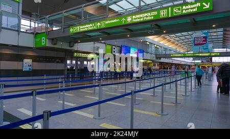 Dortmund, Allemagne - 04 janvier 2022 : personnes au terminal de l'aéroport de Dortmund en Allemagne. Banque D'Images