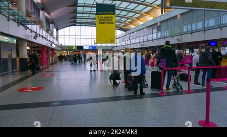 Dortmund, Allemagne - 04 janvier 2022 : personnes au terminal de l'aéroport de Dortmund en Allemagne. Banque D'Images