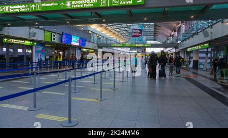 Dortmund, Allemagne - 04 janvier 2022 : personnes au terminal de l'aéroport de Dortmund en Allemagne. Banque D'Images