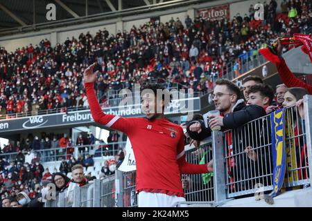 Kevin Schade (SC Freiburg) bejubelt nach dem Spiel mit den fans sein Tor zum 2:0 1. FBL: 21-22: 24. Sptg. SC Freiburg contre Hertha BSC Berlin DFL R Banque D'Images