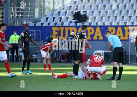 Fair Play: Luka Tankulić (SV Meppen) drückt Yannik Engelhardt (SC Freiburg II U23) einen Krampf aus der Wade, Kollege Wagner Robert (SC Freiburg II U2 Banque D'Images