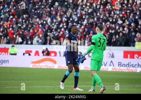 Dedryck Boyata (Hertha BSC Berlin) tröstet TorwartMarcel Lotka (Hertha BSC Berlin) nach dem Spiel der 1. FBL: 21-22: 24. Sptg. SC Freiburg contre Hertha B. Banque D'Images