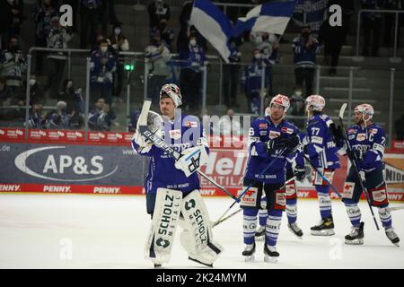 Die Erleichterung nach dem 4:3 Sieg ist nicht nur BEI Torwart Goalie Joacim Eriksson (SERC Wild Wings) spürbar nach der Partie der DEL, 33. Sptg. : SER Banque D'Images