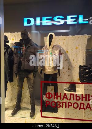 Kiev, Ukraine - 6 septembre 2020 : lettres Diesel sur une façade en magasin à Kiev, Ukraine le 6 septembre 2020 Banque D'Images