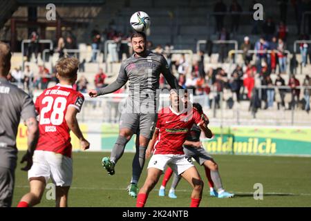 Augen zu und durch: Dominic Baumann überspritt Yannik Engelhardt (SC Freiburg II U23) im Spiel der 3. FBL: 21-22: 29. Sptg. SC Freiburg II contre FSV Zwi Banque D'Images