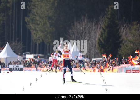 Jarl Magnus Riiber (Norwegen) beim Zieleinlauf mit dem Tagessieg und dem Gewinn des Gesamt-Weltcups in Schonach Nordische Kombination Weltcupfinale 2 Banque D'Images