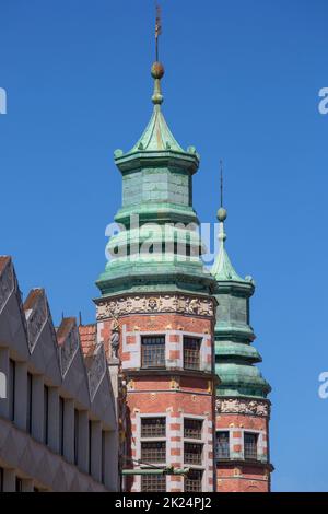 Bâtiment du 17th siècle du Grand Armory, arsenal de style manneriste, deux tours sur fond de ciel bleu, Gdansk, Pologne Banque D'Images