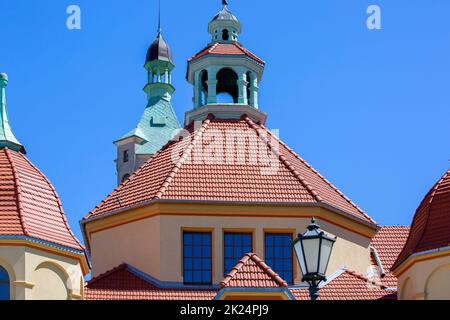 Toit du département de balnéologie à la mer Baltique, près de la jetée de Sopot. La tour du phare est visible en arrière-plan, Sopot, Pologne Banque D'Images