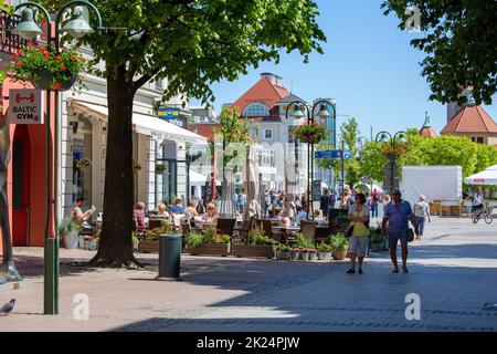 Sopot, Pologne - 6 juin 2018 : rue Monte Cassino, rue principale de la ville avec jardins de cafés Banque D'Images