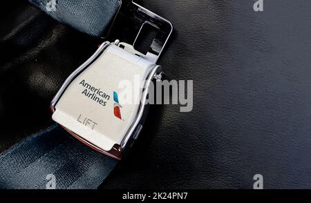 New York, Etats-Unis, juillet 2020 : ceinture d'un siège vide à l'intérieur d'un avion avec le logo American Airlines imprimé sur le métal. Sécurité des voyages et de l'aéroport Banque D'Images