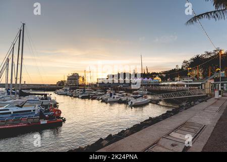 Funchal, Madère, Portugal - 31 décembre 2021 : vue sur le port de plaisance de Funchal où les gens se rassemblent dans la soirée pour assister aux feux d'artifice de la nouvelle année Banque D'Images
