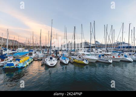 Funchal, Madère, Portugal - 31 décembre 2021 : vue sur le port de plaisance de Funchal où les gens se rassemblent dans la soirée pour assister aux feux d'artifice de la nouvelle année Banque D'Images