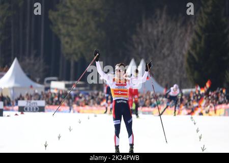 Jarl Magnus Riiber (Norwegen) beim Zieleinlauf in Schonach Nordische Kombination Weltcupfinale 2022 Banque D'Images