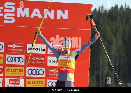 Nach dem Olympiasieg darf Vinzenz Geiger (SC Oberstdorf) in Schonach beim Weltcupfinale noch über den dritten Rang in der Gesartwertung 2021-2022 jub Banque D'Images