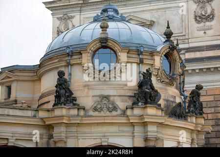 Dresde, Allemagne - 23 septembre 2020 : façade de l'Académie des Beaux-Arts de Dresde située sur l'Elbe. Banque D'Images