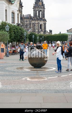 Dresde, Allemagne - 23 septembre 2020: Terrasse de Bruhl sur les rives de l'Elbe avec sculpture moderne Monument de la planète (Planetendenkmal). Terrasse Banque D'Images