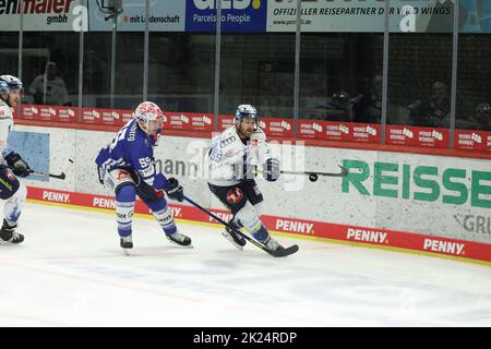 John Ramage (SERC Wild Wings) und David Warsofsky (ERC Ingolstadt) wollen den Puck im Spiel der DEL, 43. Sptg.: SERC Wild Wings vs ERC Panther Ingolst Banque D'Images