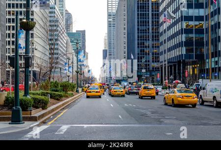 Taxis jaunes dans une grande rue de Manhattan vue arrière dans la soirée, beaucoup de circulation dans la rue, Skyscraper sur la gauche et à droite, New Yor Banque D'Images