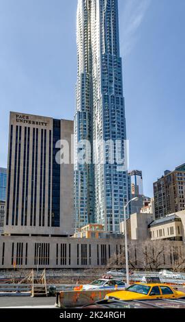 Pace University Building avec Brooklyn Bridge Street et la circulation à l'avant-garde pendant la journée à New York City, vertical Banque D'Images