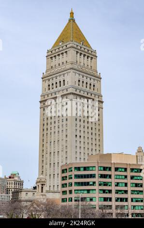 Thurgood Marshall États-Unis Courthouse Tower avec toit jaune et bâtiment avec des fenêtres vertes dans l'avant, New York City, couvert, vertical Banque D'Images