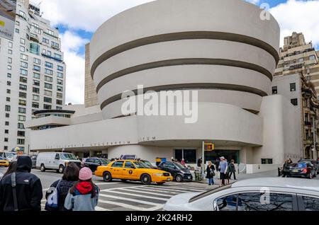 Solomon R. Guggenheim Museum, New York City, avec circulation et passages à la ligne pendant la journée en hiver, vue de bas angle, horizontal Banque D'Images