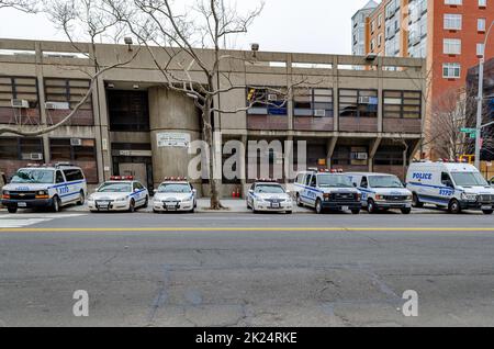 NYPD différentes voitures et camions du département de police de New York et minibus garés l'un à côté de l'autre dans un poste de police de Harlem à côté de la rue, New York Banque D'Images
