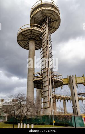 Tours d'observation du pavillon de l'État de New York avec Queens Theatre, vue de bas angle, Flushing-Meadows-Park, New York City pendant la journée d'hiver, Banque D'Images