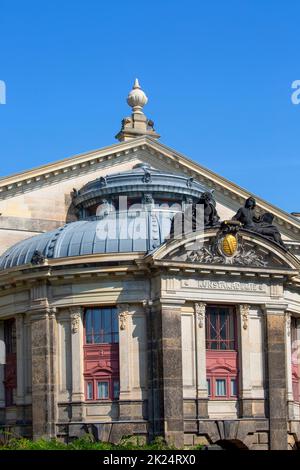 Dresde, Allemagne - 23 septembre 2020 : façade de l'Académie des Beaux-Arts de Dresde située sur l'Elbe. Banque D'Images